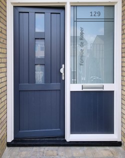 Raamfolie voordeur strakke lijnen 1 met huisnr en naam